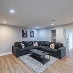 Modern Luxury 4 Bedroom 7 Bed Townhome Near Transportation