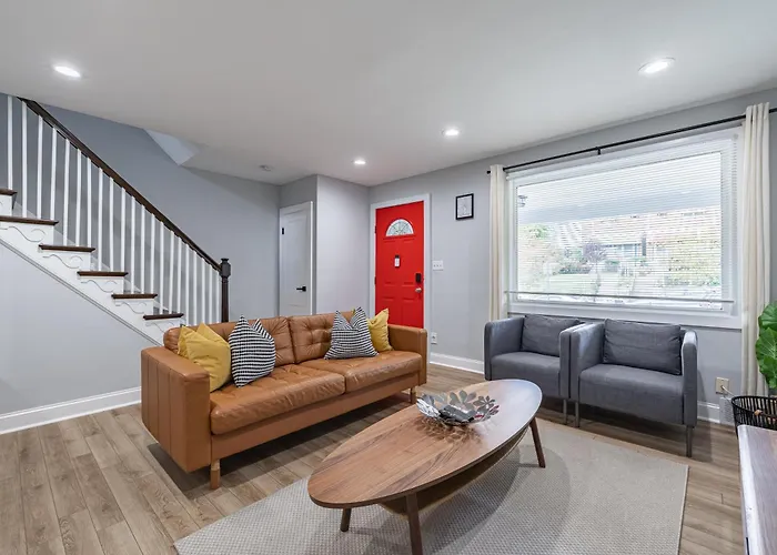 Modern Luxury 4 Bedroom 7 Bed Townhome Near Transportation