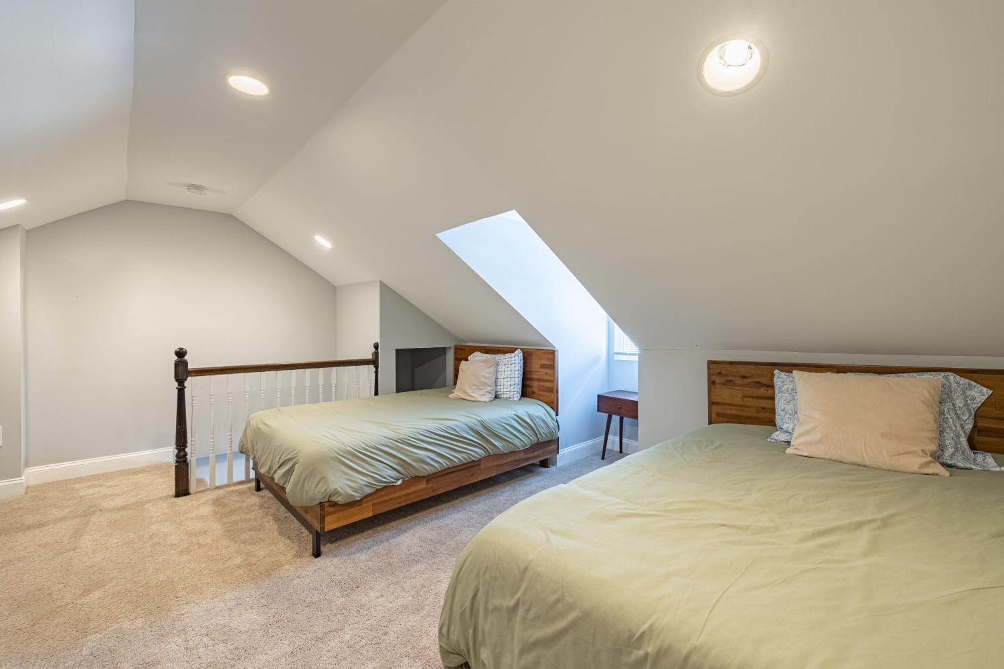 Modern Luxury 4 Bedroom 7 Bed Townhome Near Transportation *