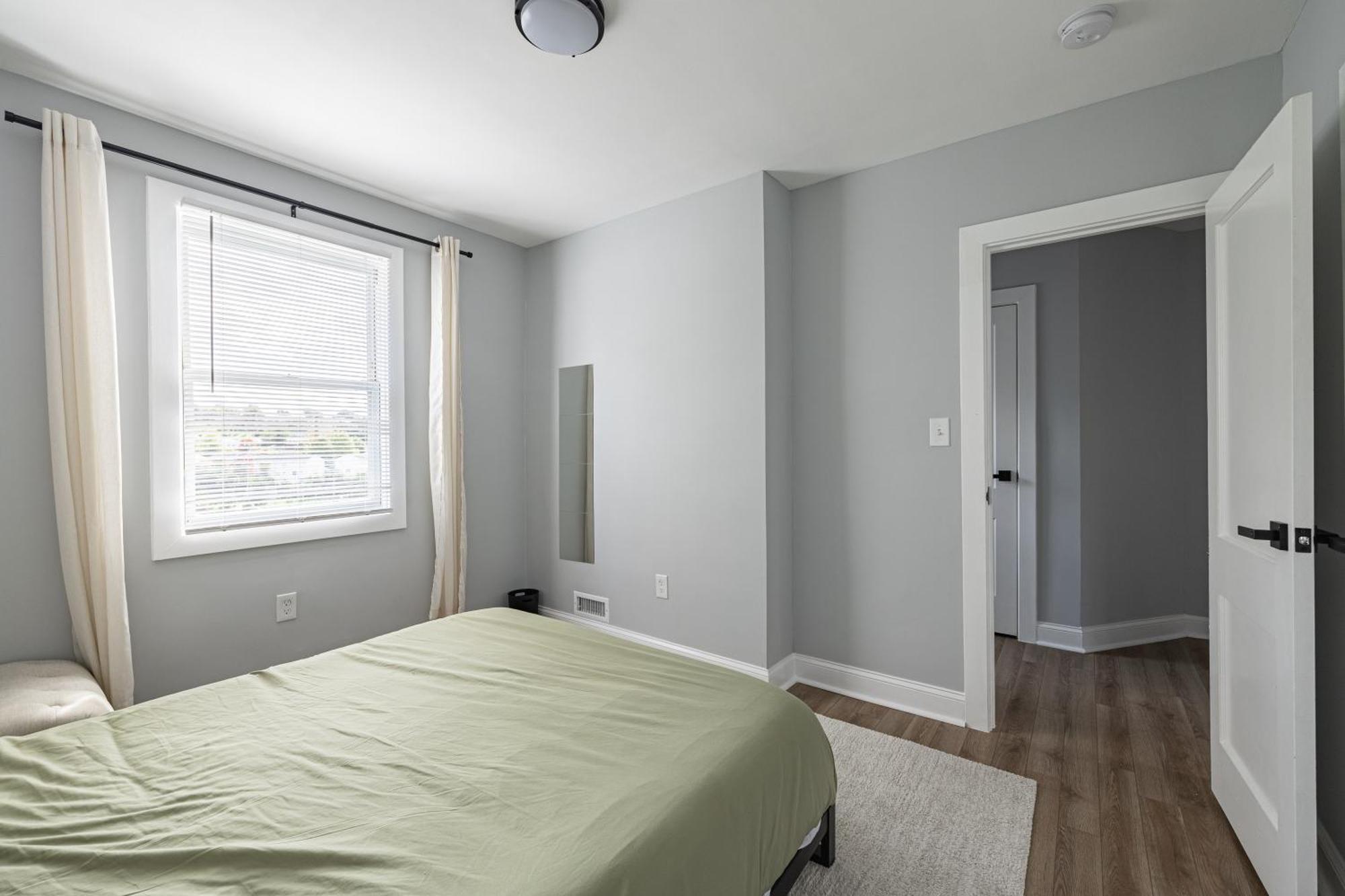Modern Luxury 4 Bedroom 7 Bed Townhome Near Transportation Holiday home *