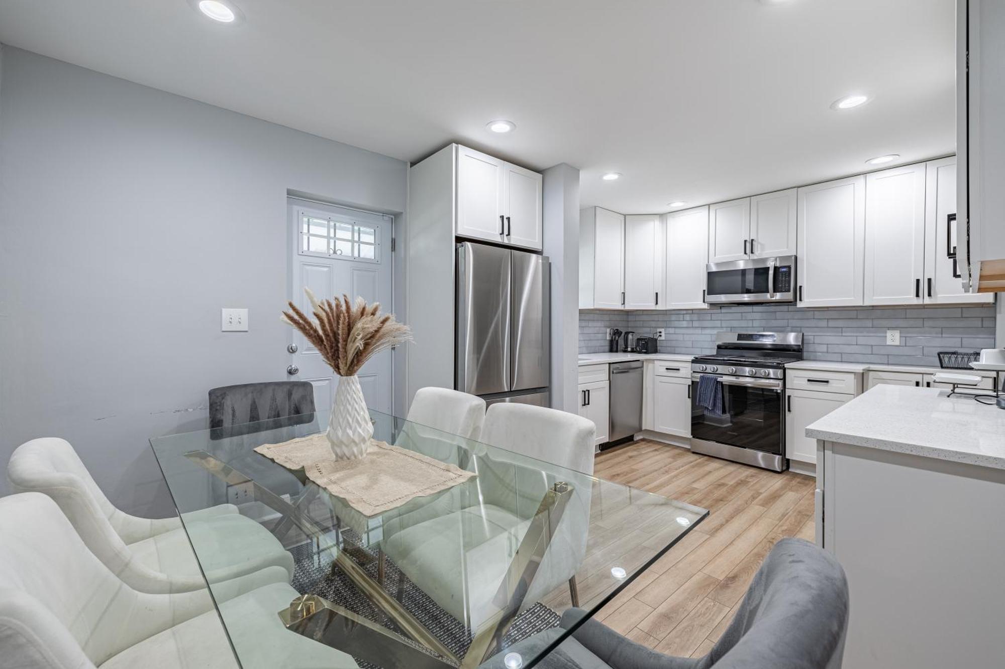 Modern Luxury 4 Bedroom 7 Bed Townhome Near Transportation