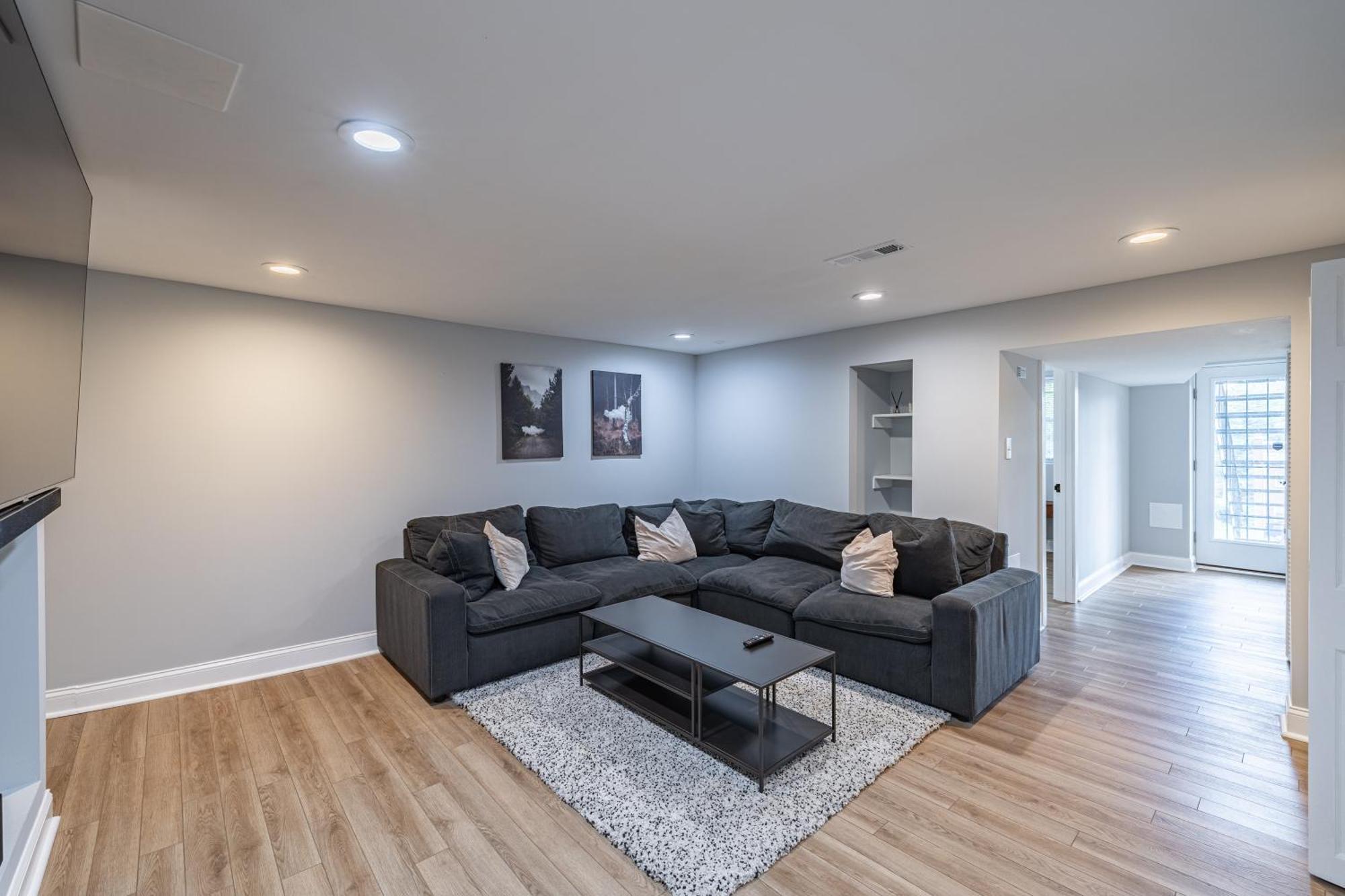 Modern Luxury 4 Bedroom 7 Bed Townhome Near Transportation Holiday home