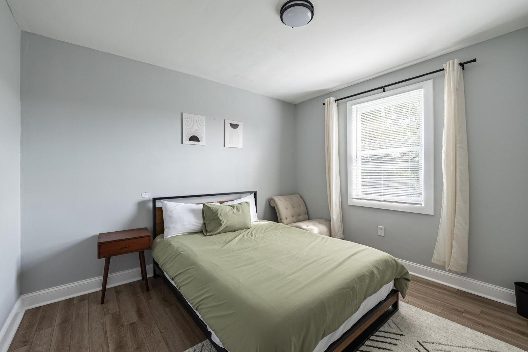 Modern Luxury 4 Bedroom 7 Bed Townhome Near Transportation Washington