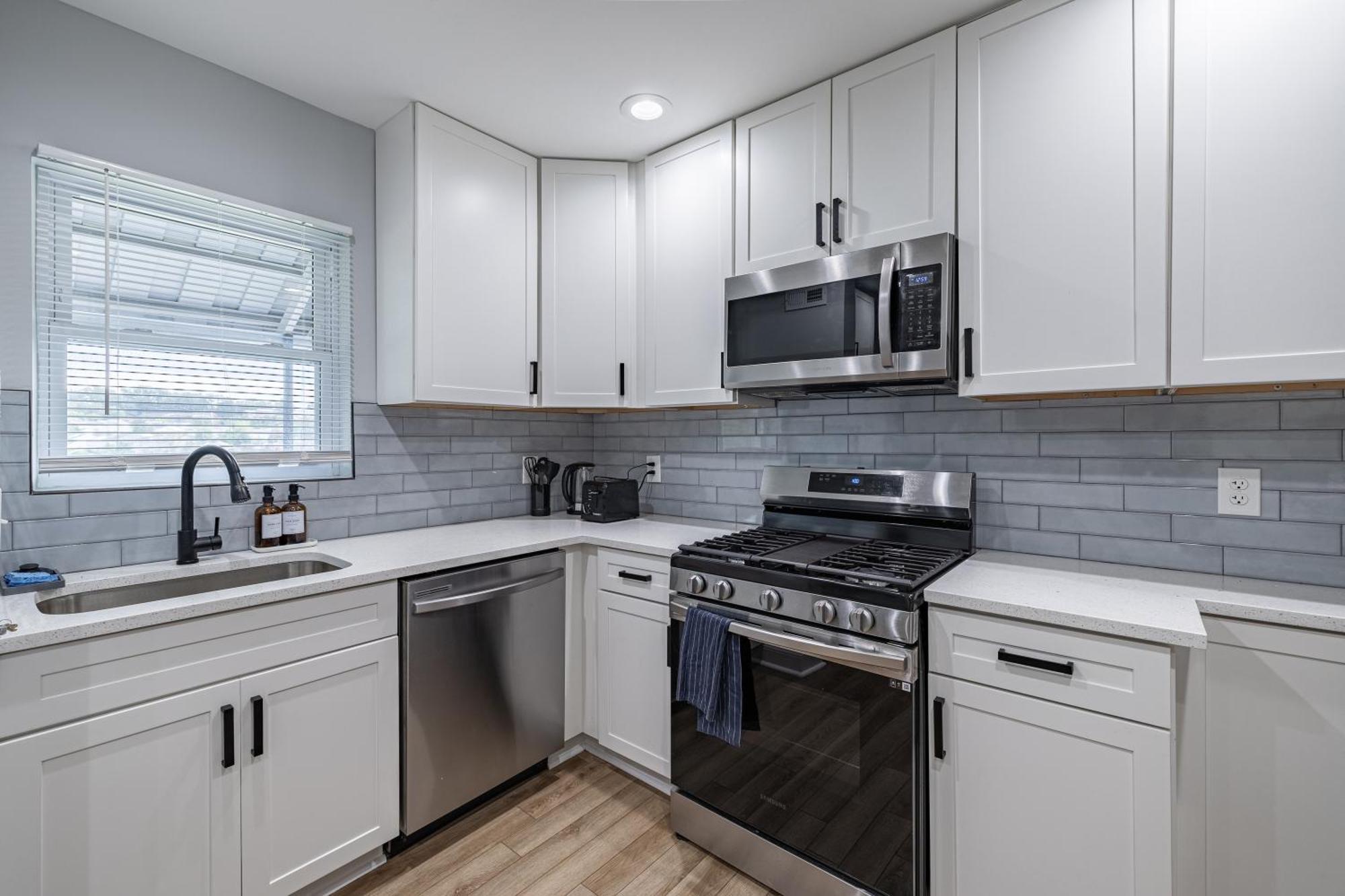 Holiday home Modern Luxury 4 Bedroom 7 Bed Townhome Near Transportation *