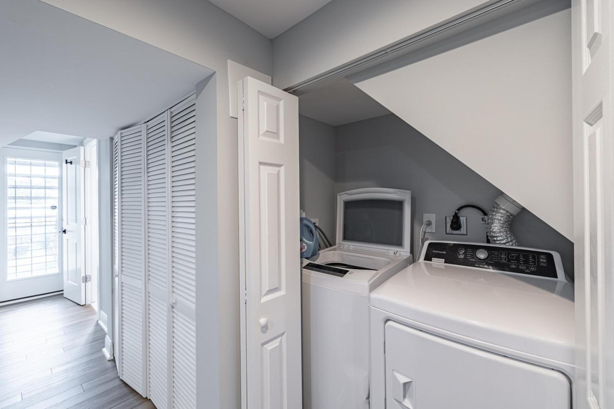 Modern Luxury 4 Bedroom 7 Bed Townhome Near Transportation Washington