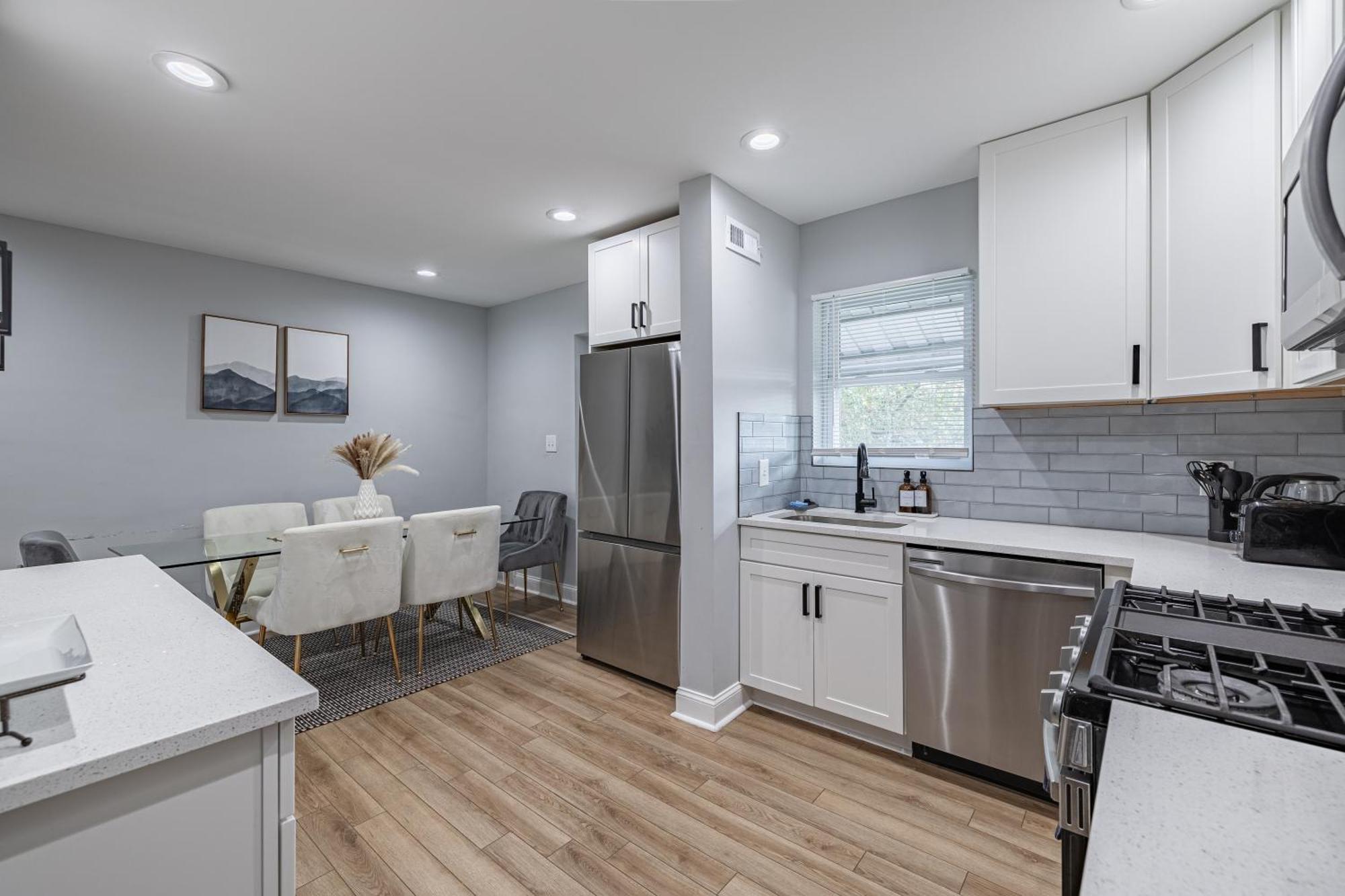 Modern Luxury 4 Bedroom 7 Bed Townhome Near Transportation * Washington