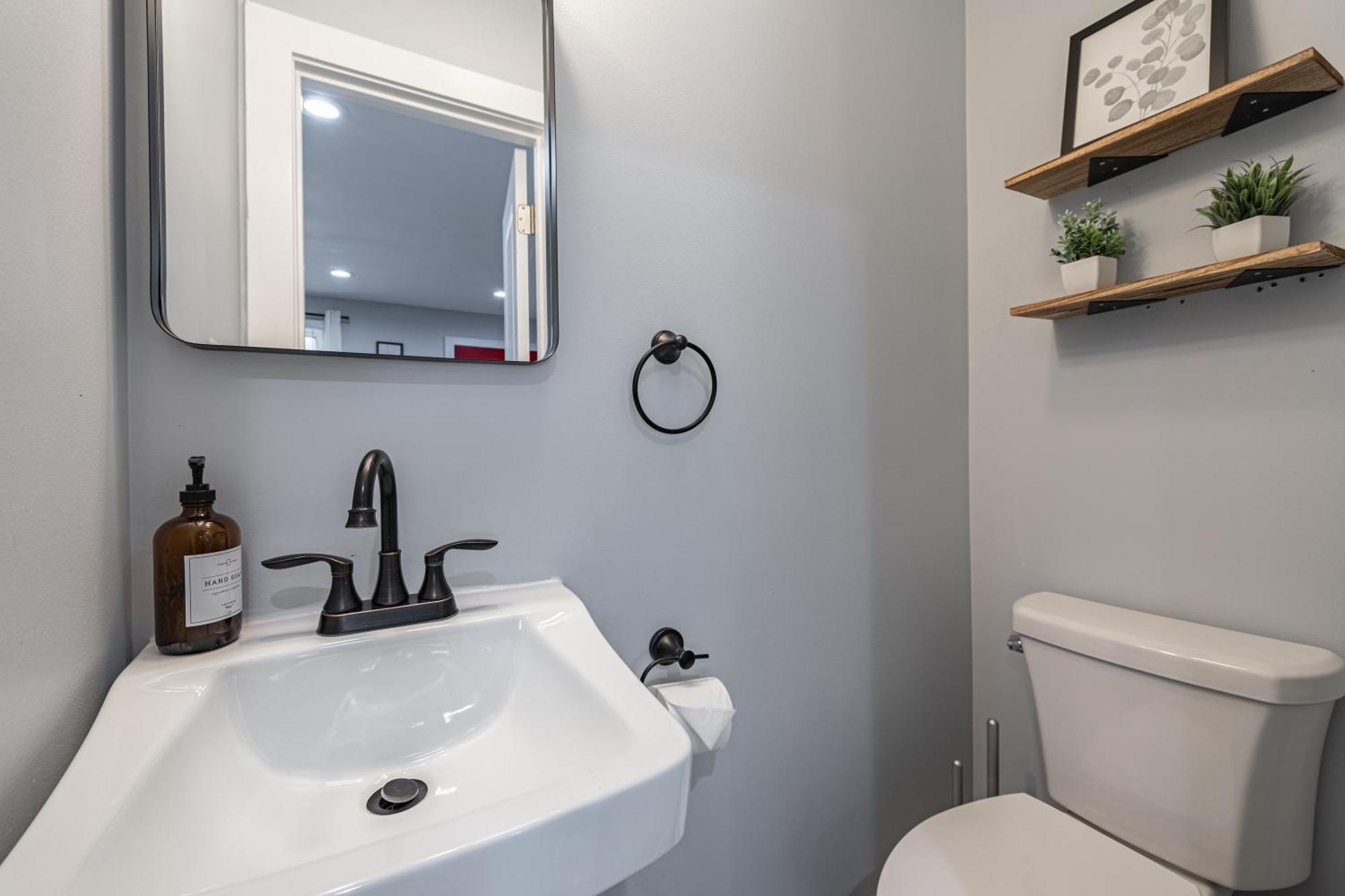 Modern Luxury 4 Bedroom 7 Bed Townhome Near Transportation Holiday home