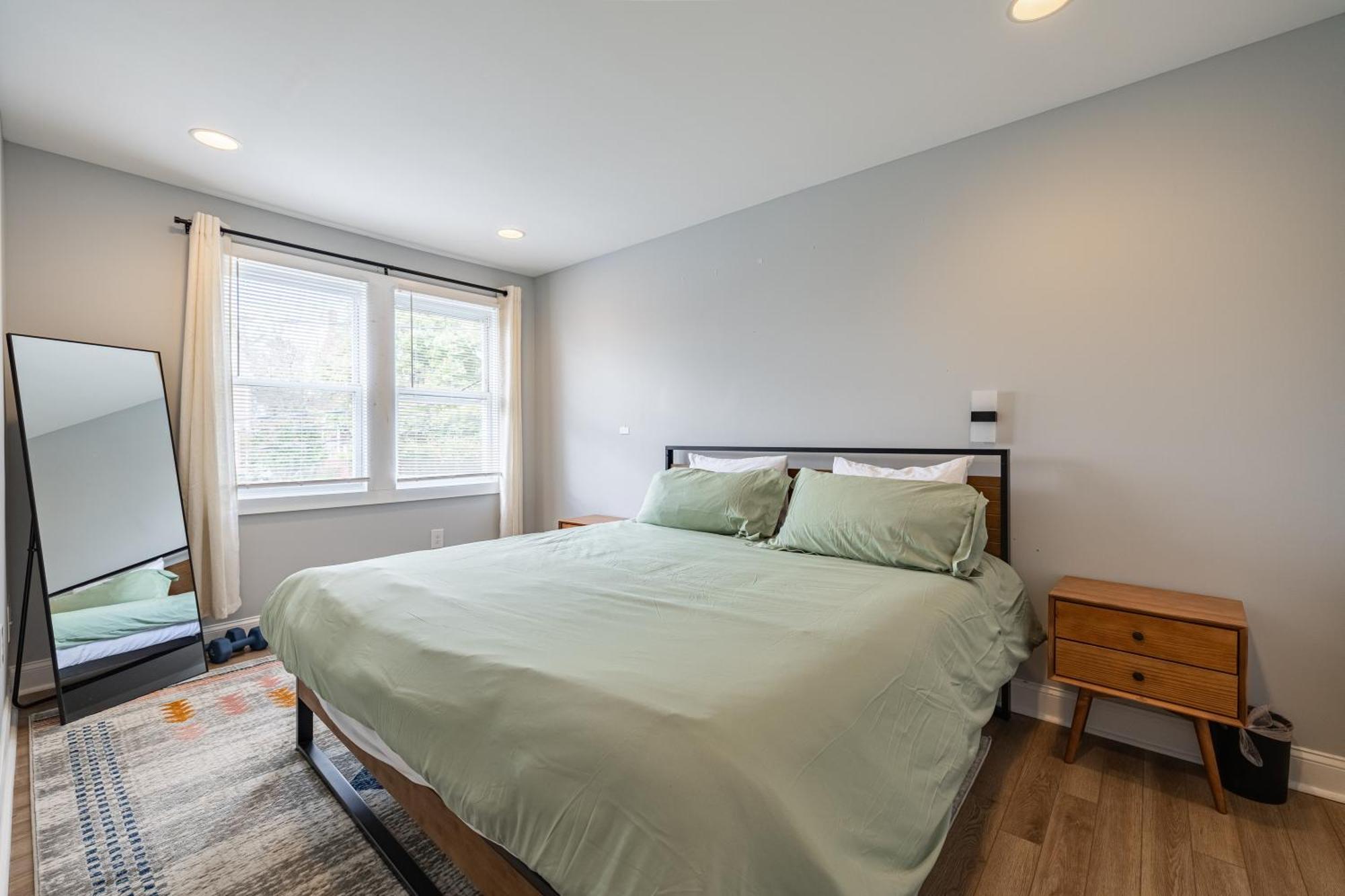 Modern Luxury 4 Bedroom 7 Bed Townhome Near Transportation Washington