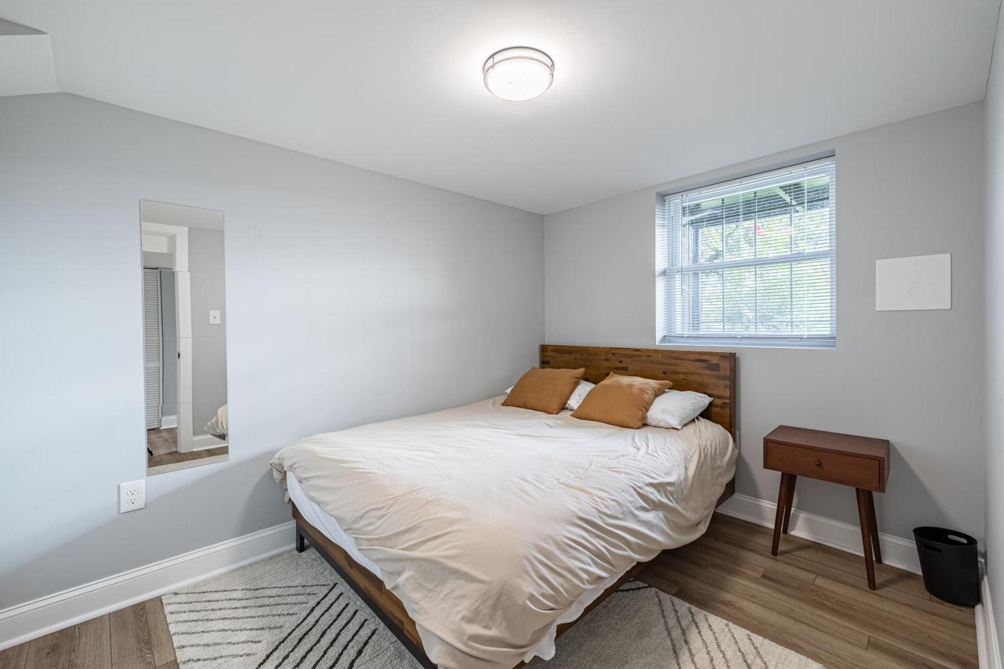 Modern Luxury 4 Bedroom 7 Bed Townhome Near Transportation