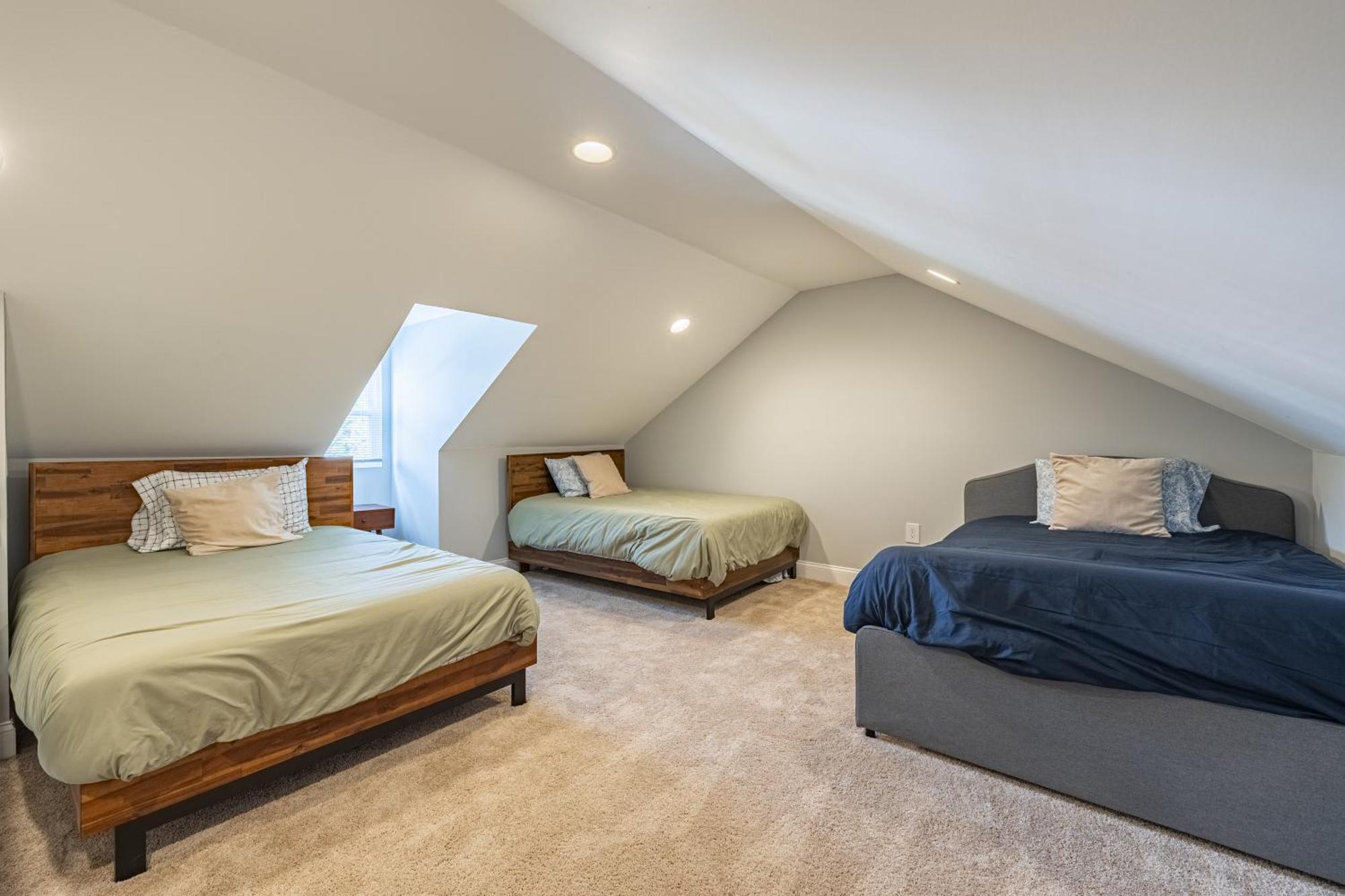 Modern Luxury 4 Bedroom 7 Bed Townhome Near Transportation * Washington