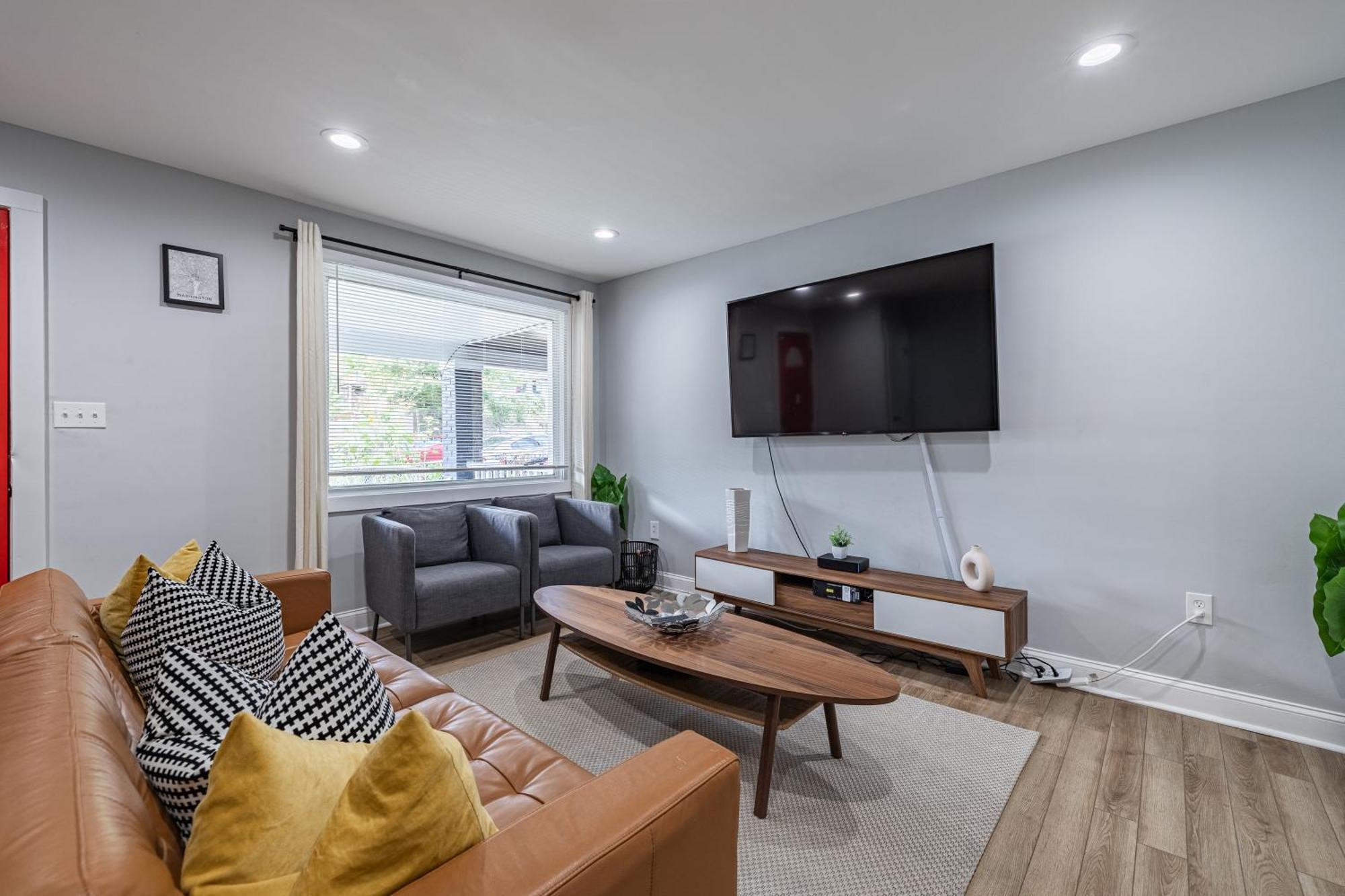 Modern Luxury 4 Bedroom 7 Bed Townhome Near Transportation