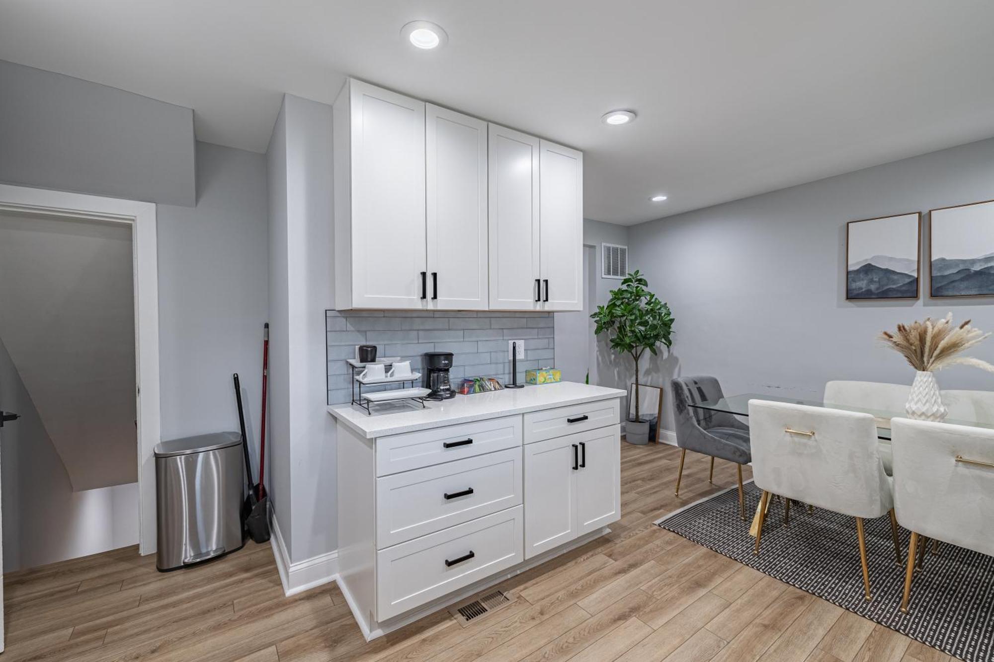 Modern Luxury 4 Bedroom 7 Bed Townhome Near Transportation Washington